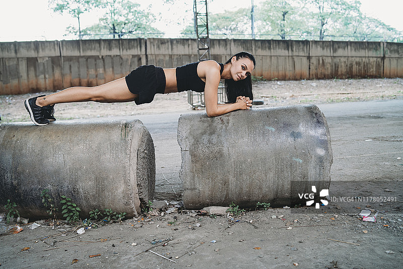 在城市里做平板支撑的年轻女子图片素材