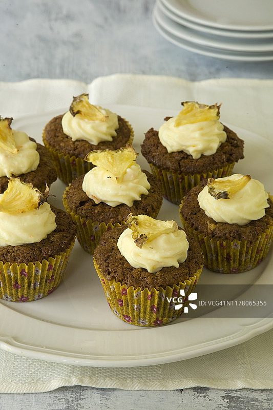 奶油菠萝纸杯蛋糕图片素材