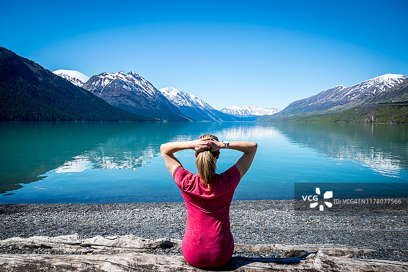 女人看着湖泊和山脉图片素材