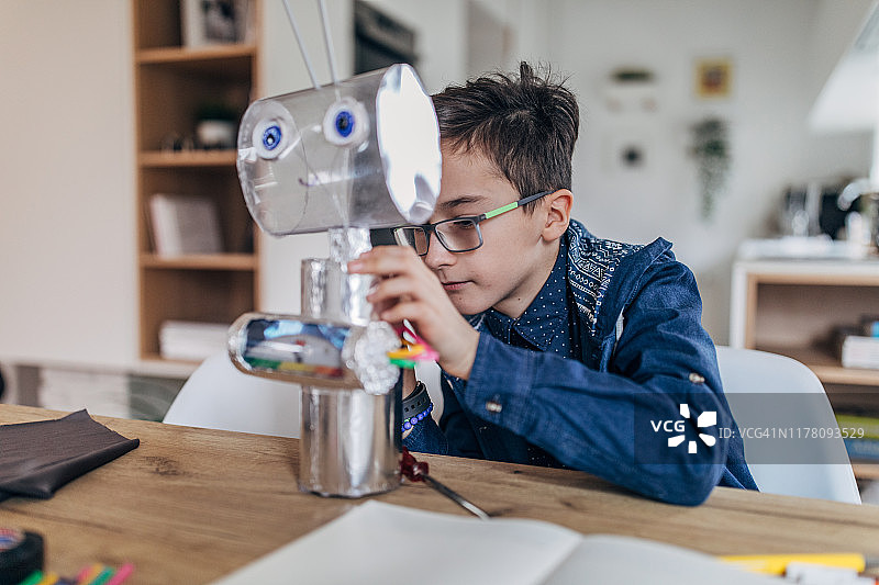 男孩工程师为学校科学项目制作机器人图片素材