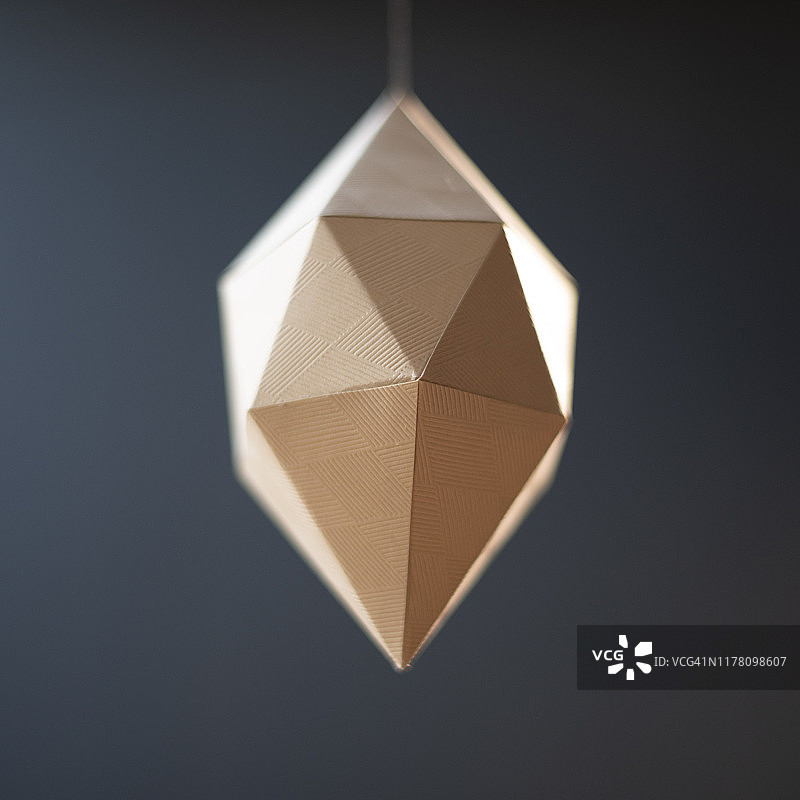 低多边形纸工艺：带纹理表面的宝石图片素材