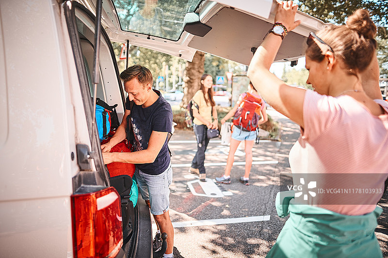 徒步旅行者一家在徒步旅行开始时卸下货车图片素材