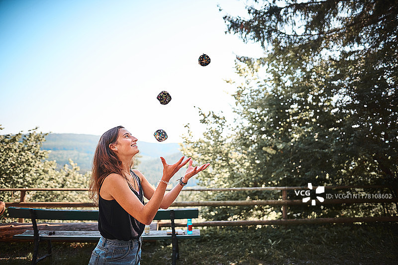年轻女人在户外玩杂耍图片素材