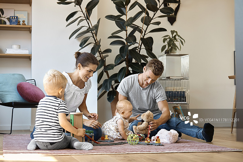 一家人在客厅里玩玩具图片素材