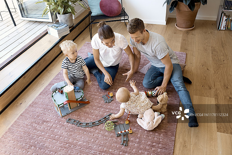 在客厅享受周末的家庭图片素材