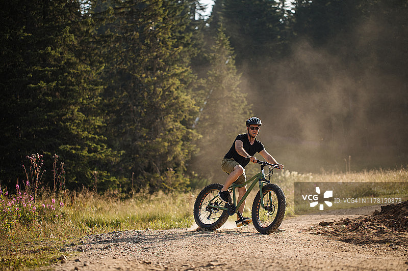 我喜欢在小路上尽情奔跑图片素材