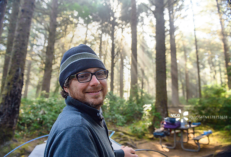 在美国俄勒冈州露营的有魅力的微笑男子肖像图片素材