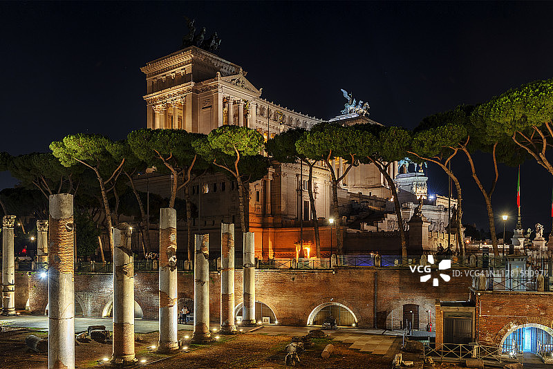 夜晚罗马的古罗马广场遗址和祖国祭坛图片素材