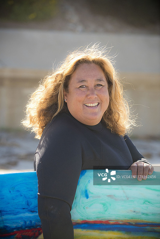 中年妇女与冲浪板的画像图片素材