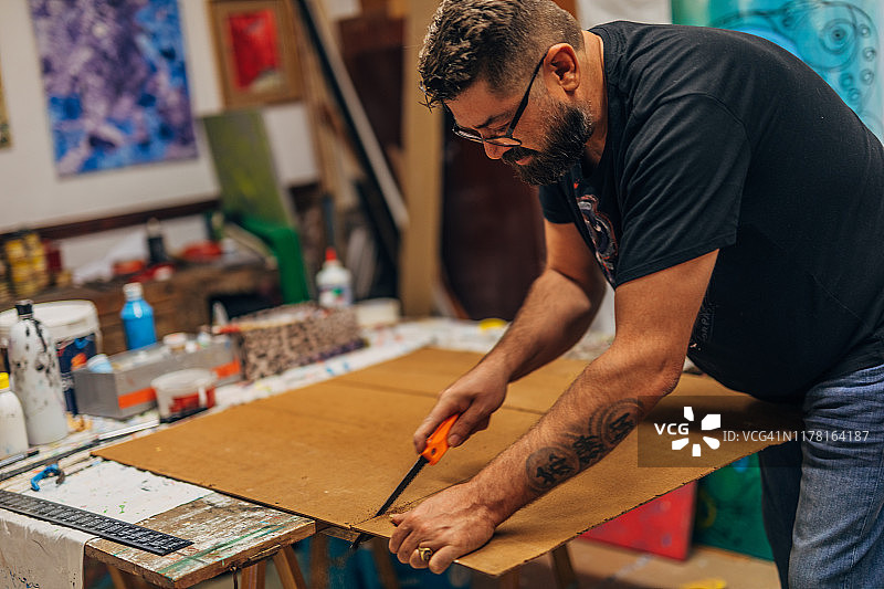 艺术家准备画布进行绘画图片素材