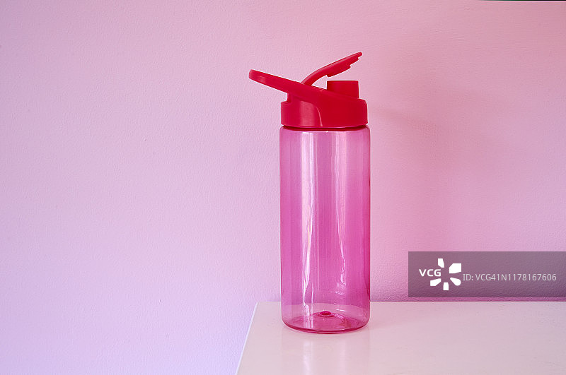 粉色塑料可重复使用瓶静物图片素材
