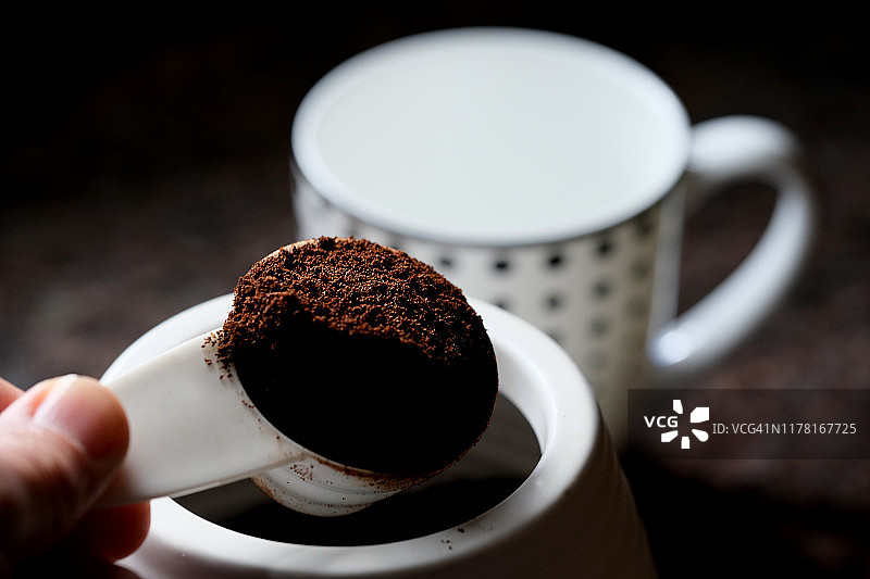 用量勺准备咖啡，等待中的杯子图片素材