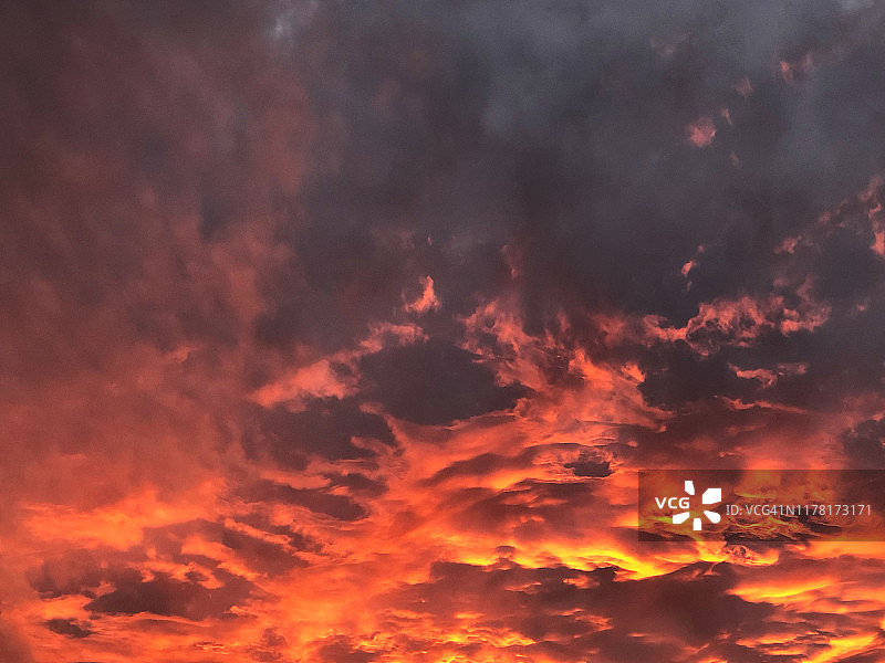 宛如火焰般的傍晚阳光图片素材