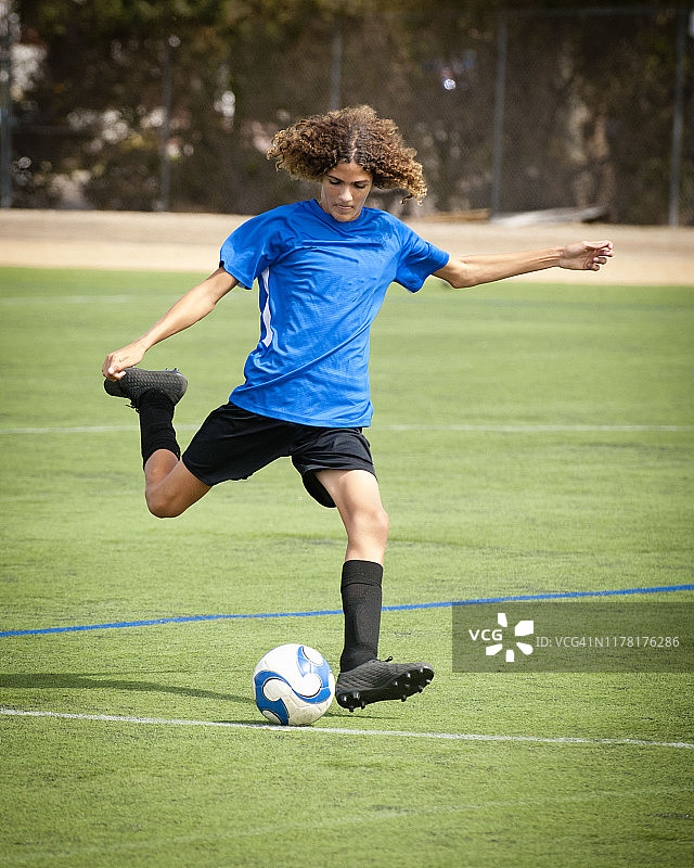 准备踢足球的青少年男孩图片素材