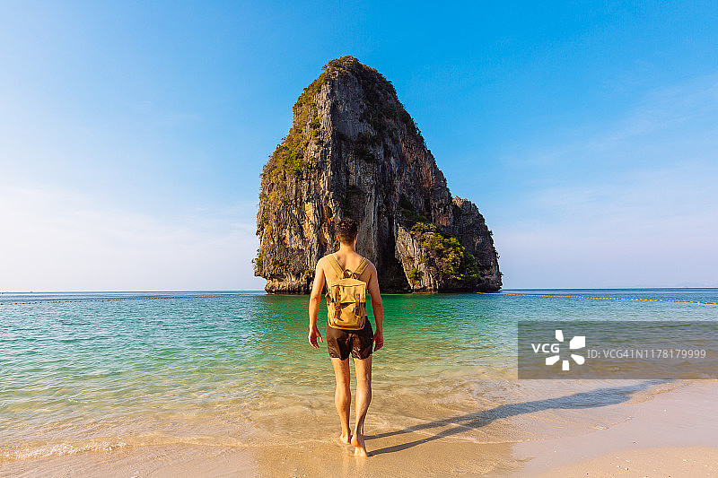 背着背包在泰国甲米海滩探险的年轻男人图片素材