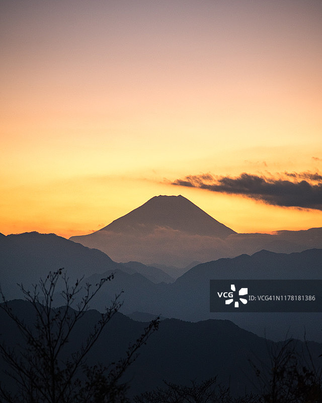 高尾山顶美丽的富士山日落图片素材