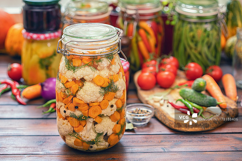 罐装保存花椰菜、胡萝卜和大蒜图片素材