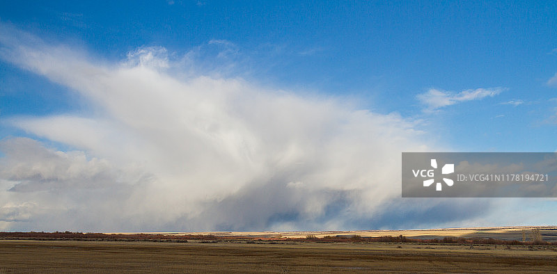 地平线上空的巨大云朵图片素材