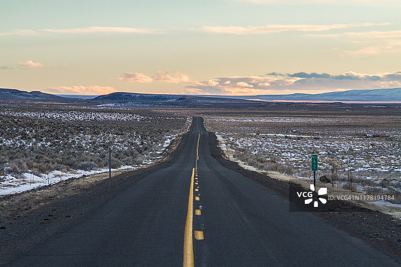笔直的道路与绚丽的日落天空图片素材
