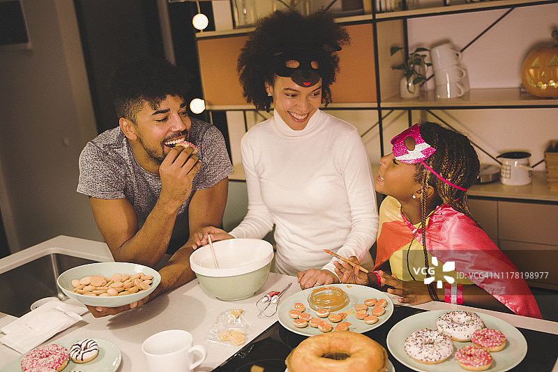 家庭享受万圣节时光图片素材