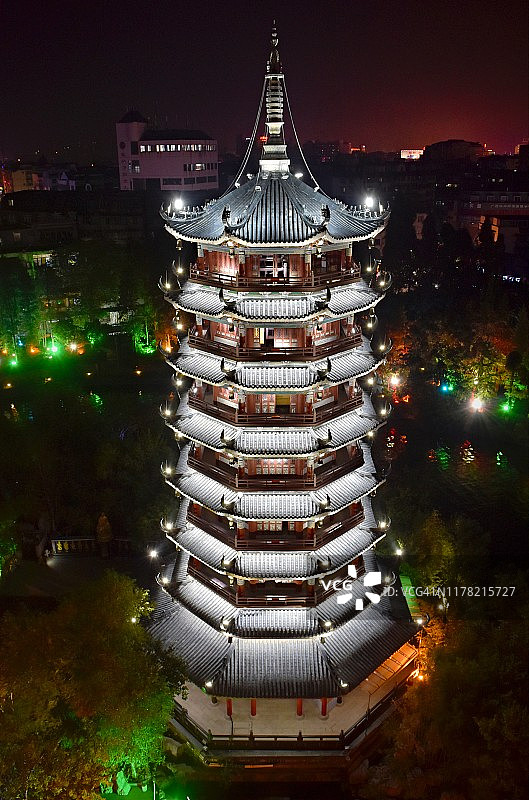 美丽的桂林月塔和城市天际线在晚上，中国图片素材