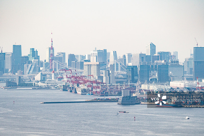 飞机航拍日本东京湾和东京塔图片素材