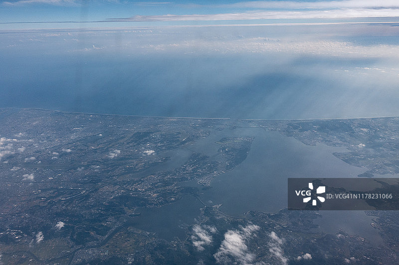 阳光下的太平洋和静冈县滨名湖的航拍日景图片素材