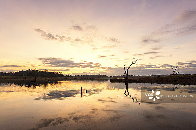老挝甘蒙省南屯2号水库的日出图片素材