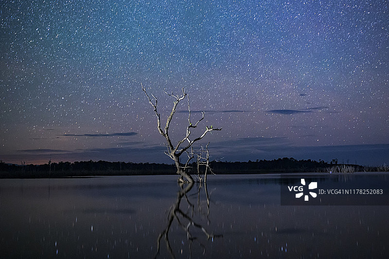 老挝甘蒙省南屯2水库上空的银河图片素材