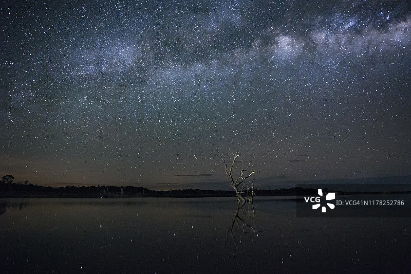 老挝甘蒙省南屯2水库上空的银河图片素材