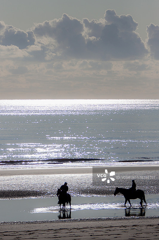 沙滩上的骑马者剪影图片素材