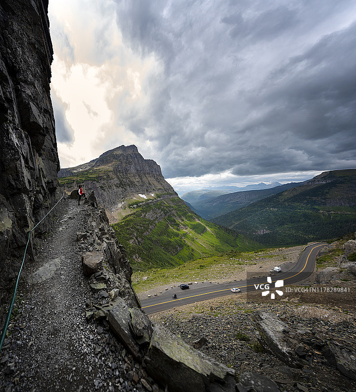 蒙大拿州冰川国家公园里孤独的女徒步旅行者图片素材