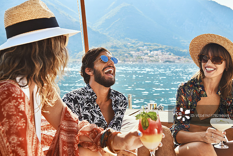 朋友们在海边度过美好时光图片素材