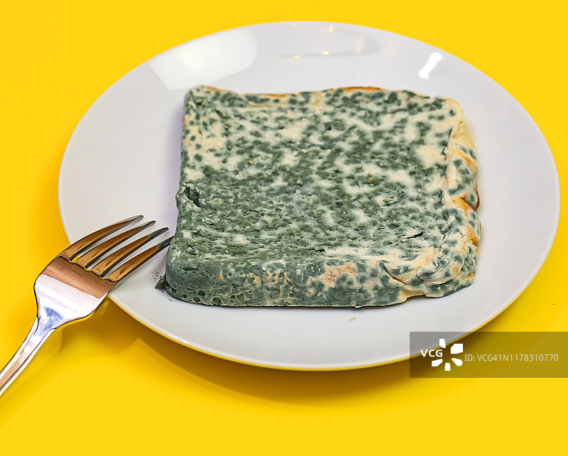 发霉的食物：霉变的吐司面包图片素材