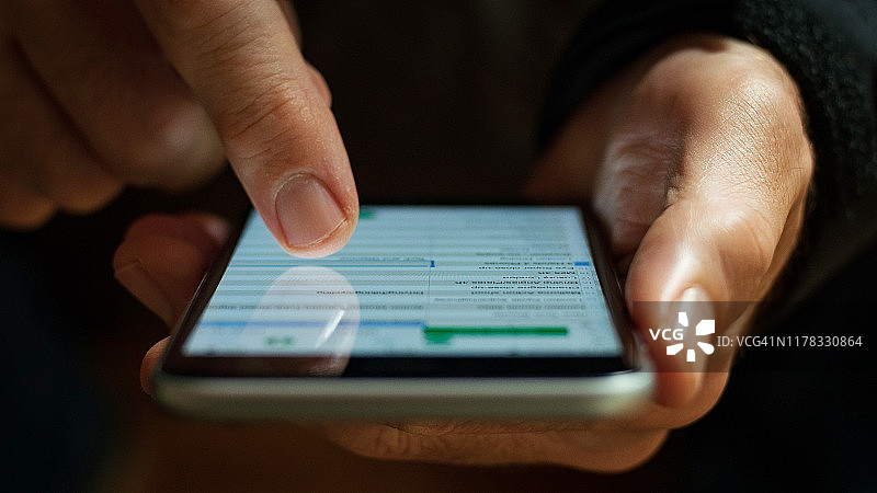 男性使用智能手机特写图片素材