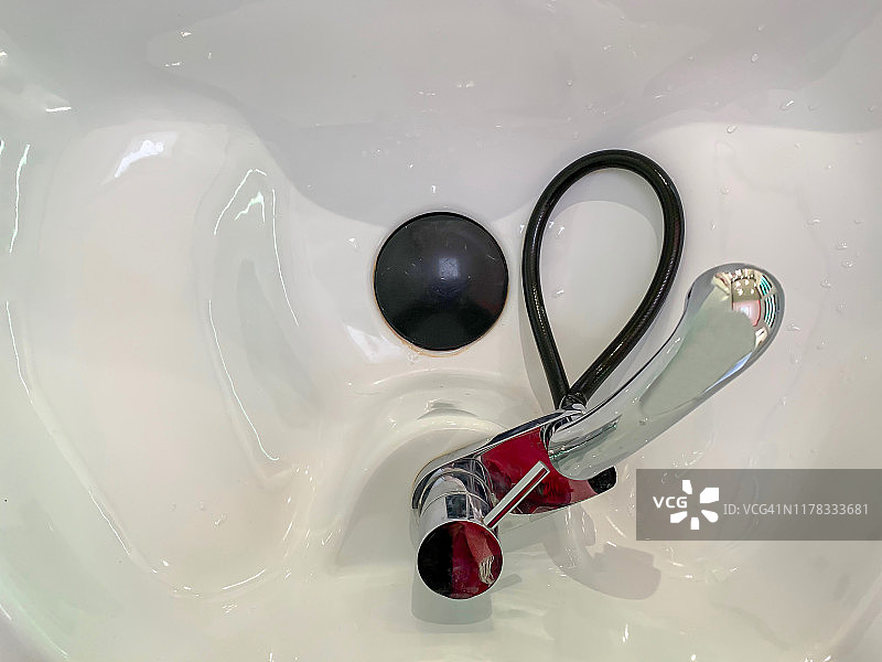 美发沙龙中的水龙头图片素材