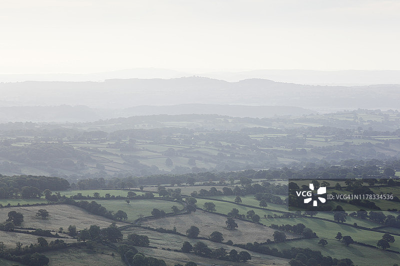 航拍晨雾缭绕的乡村景色图片素材