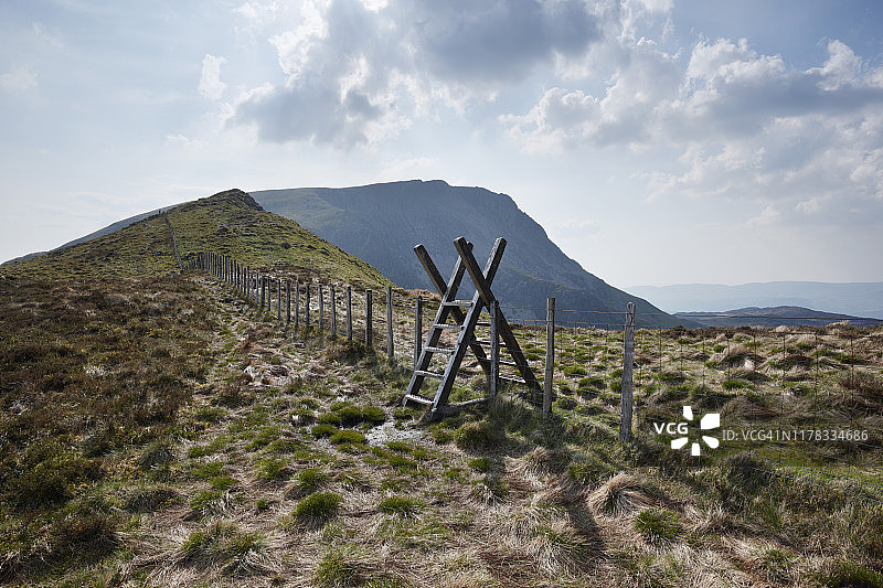 卡迪尔伊德里斯山坡上的铁丝网门图片素材