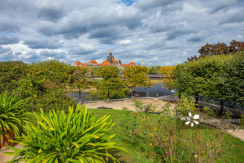 德累斯顿布吕尔平台眺望易北河图片素材