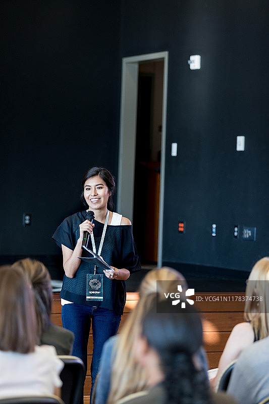 自信的千禧一代在演讲后提问图片素材