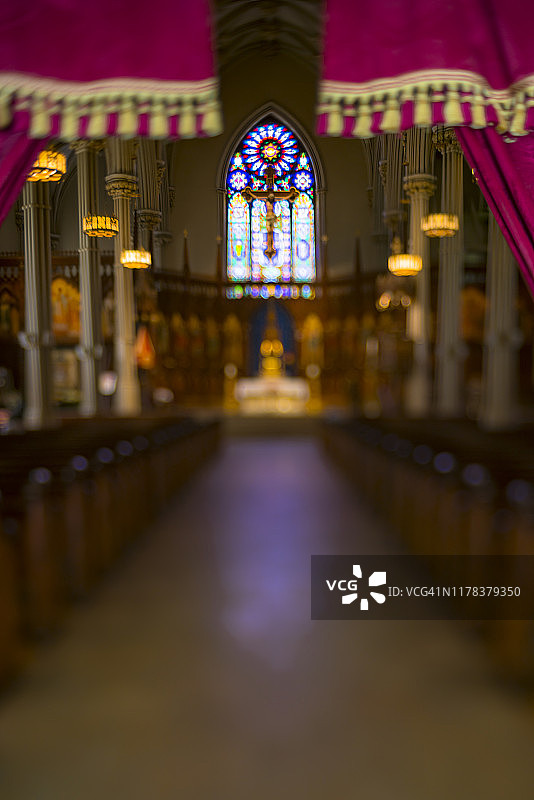 阳光照亮纽约诺利塔区圣帕特里克老教堂的彩色玻璃图片素材
