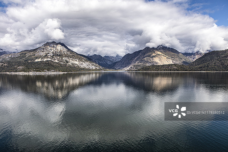冰川湾国家公园的云朵与山脉倒影图片素材