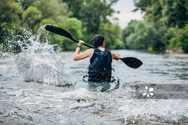划皮划艇的年轻女子图片素材