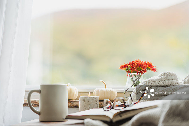 秋季舒适的阅读角，配有毯子和咖啡图片素材