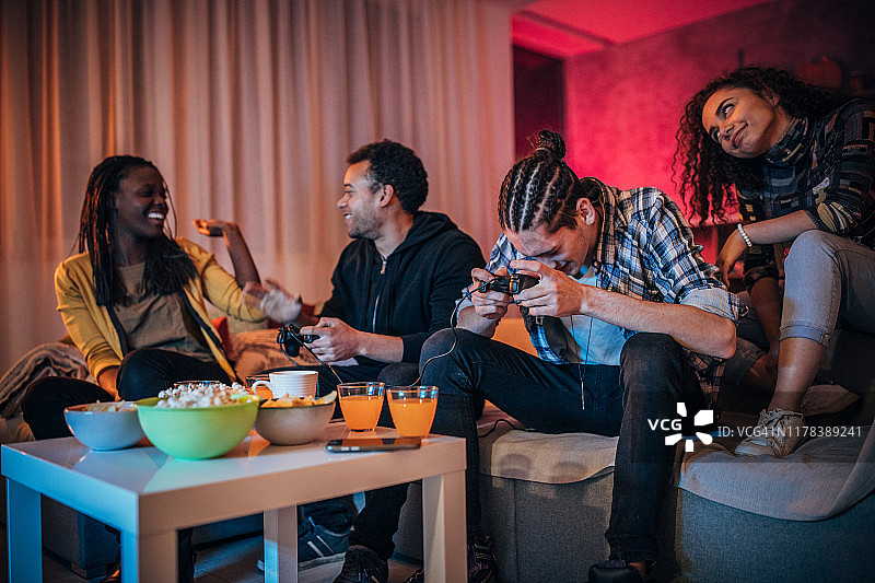 朋友们一起玩电子游戏图片素材