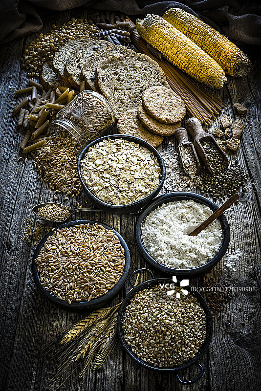 大量全谷物食品在乡村木桌上拍摄图片素材