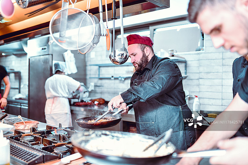 厨房里各司其职的众人图片素材