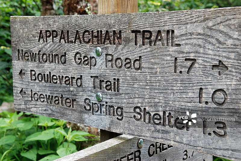 烟雾山中的阿巴拉契亚山径标志图片素材