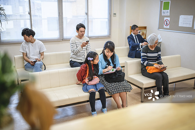 候诊室中不同年龄段的日本患者图片素材