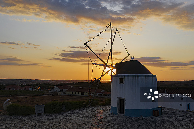 用于研磨玉米或盐的传统风车图片素材